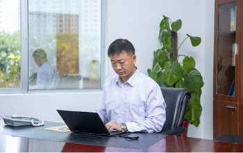 天下五一劳动奖章获得者洪昱斌：：：工匠心铸就“膜”之路